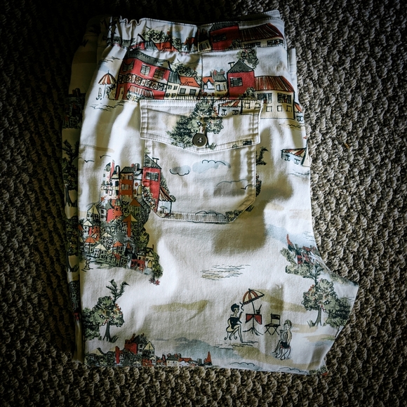 Chico's Vintage Cream Scenic Print Lightweight Capri Pants Size 2 (L) - Picture 2 of 5